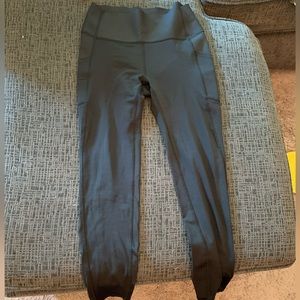 Long athletic leggings from GAP. Only worn once.